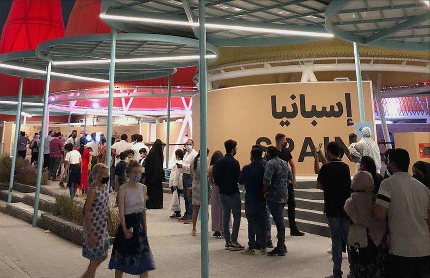 Largas colas ante el Pabellón de España en la jornada de puertas abiertas de Expo 2020 Dubai. (EL CORREO)