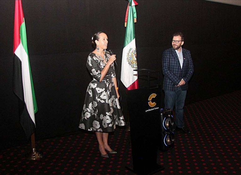 La embajadora de México en EAU, Francisca Elizabeth Méndez, da la bienvenida en Sharjah a los asistentes a la premier de 'Gémelos Cósmicos' acompañada de Alejandro Aguilera, CEO de la empresa mexicana Cinépolis Gulf. (EL CORREO)