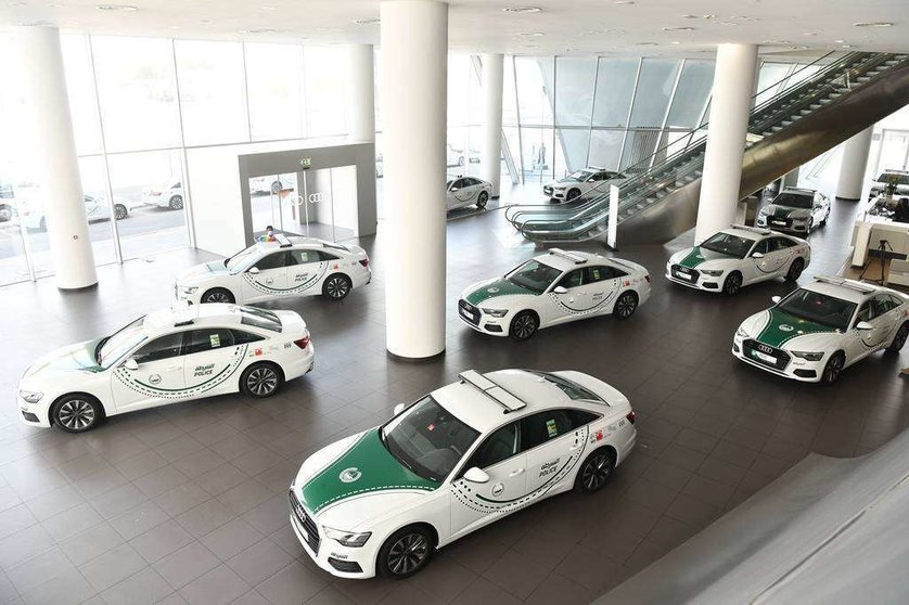 Dubai Media Office difundió imágenes de coches patrulla de la Policía.