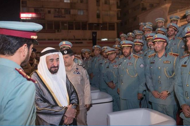 El gobernante de Sharjah con miembros de la policía. (WAM)
