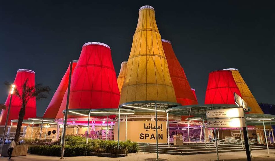 El Pabellón de España en Expo 2020 Dubai, iluminado. (Expospain2020)