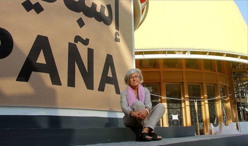 Carmen Bueno, sentado ante el Pabellón de España en Expo 2020 Dubai en la antesala de la inauguración. (EL CORREO)