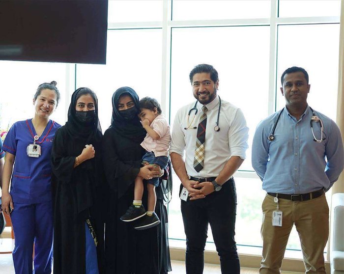 Familia y profesionales sanitarios del hospital Zahra de Dubai, junto a Hamdan. (WAM)