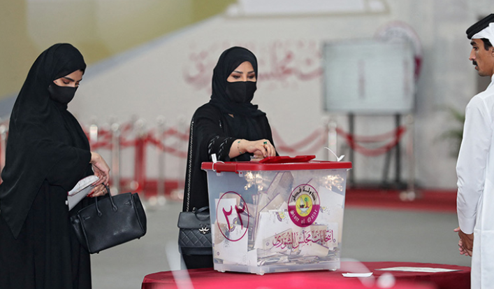 Una qatarí vota en las elecciones. (Fuente externa)