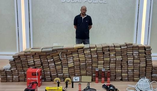 La Policía de Dubai difundió esta imagen del contrabandista y el alijo de cocaína.