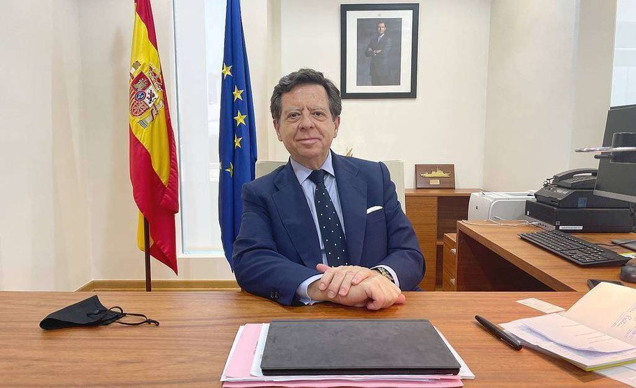 Íñigo de Palacio, embajador de España en Emiratos Árabes Unidos, en su despacho de Abu Dhabi. (EL CORREO)