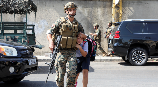 Un soldado ayuda a una menor en Beirut. (Fuente externa)