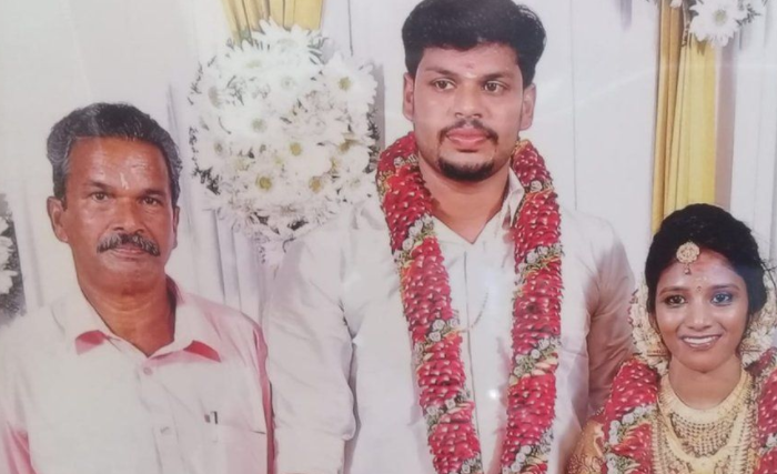 Sooraj Kumar (centro) fue condenado por matar a su esposa. (Fuente externa)