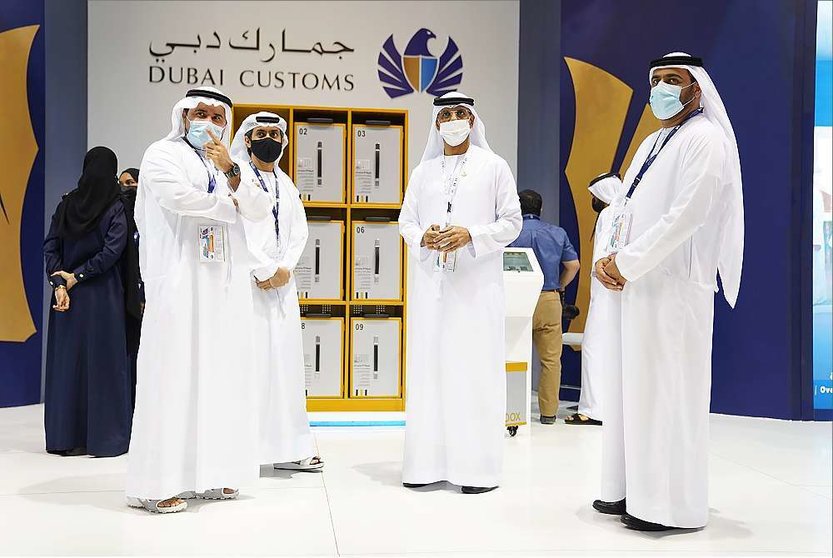 Presentación de las nuevas taquillas inteligentes de Aduanas de Dubai en GITEX 2021. (WAM)