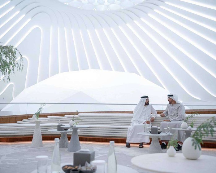 El gobernante de Dubai a la izquierda junto al príncipe de Abu Dhabi en el Pabellón de EAU en la Expo. (Twitter)