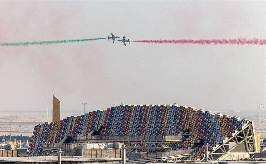 Los pilotos de Emirates Knights Air Show y de Saudi Falcons Air Show, en acción sobre Expo 2020 Dubai. (WAM)