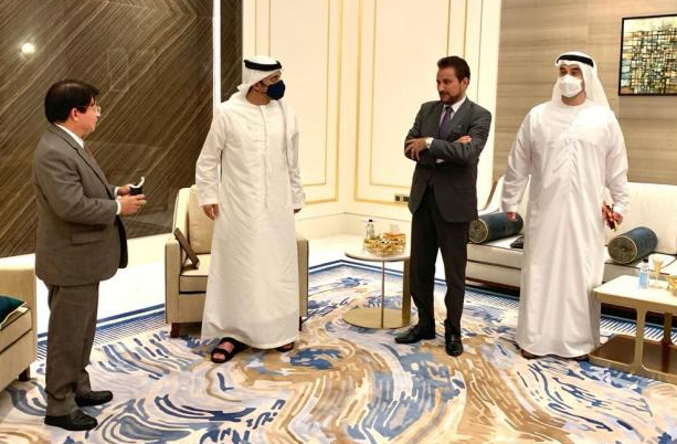 Denis Moncada y el ministro de Exteriores de EAU, primero y segundo por la izquierda. (Fuente externa)