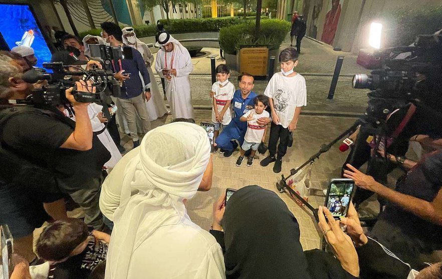 El primer emiratí en el espacio, Hazza Al Mansouri, junto a unos niños en Expo 2020 Dubai. (EL CORREO)