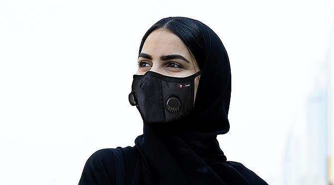 Mujer emiratí con mascarilla. (Twitter)