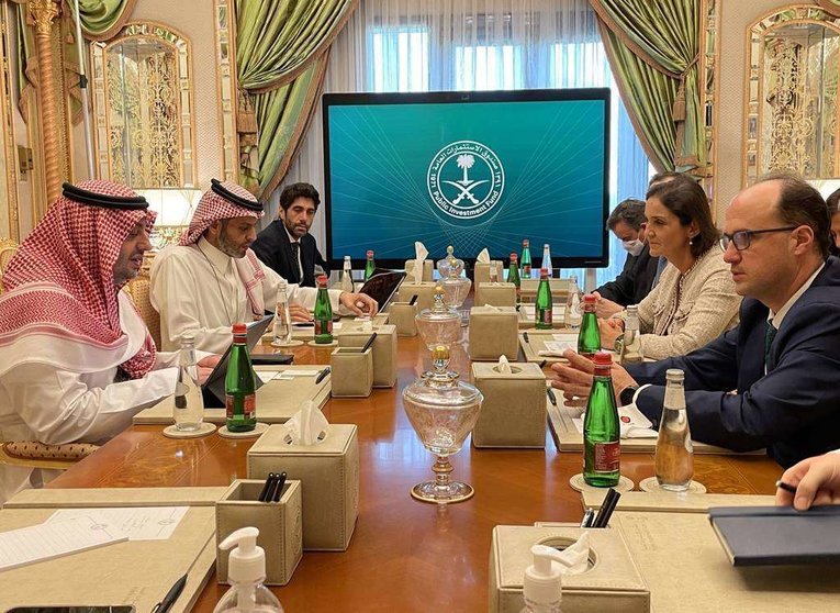 La ministra española de Industria, Comercio y Turismo, Reyes Maroto junto a representantes saudíes. (Twitter)