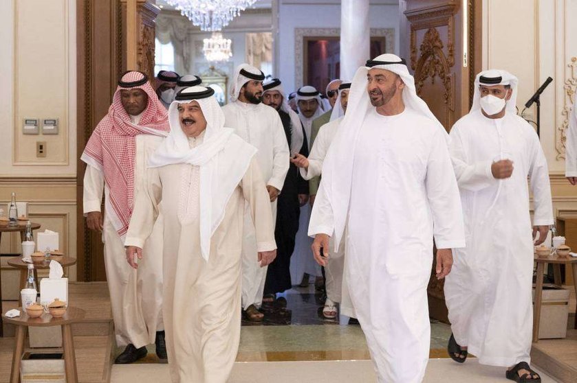 El jeque Mohamed bin Zayed, príncipe heredero de Abu Dhabi junto al rey Hamad de Bahréin,. (WAM)