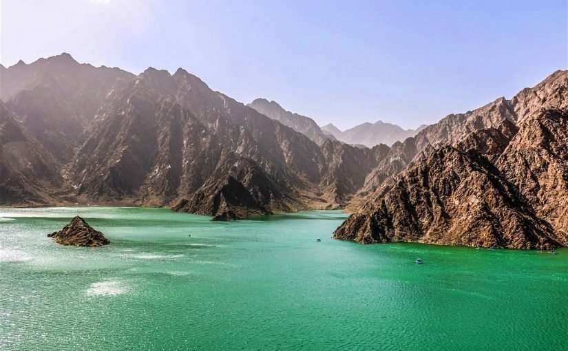 Una presa entre montañas en Emiratos Árabes. (WAM)