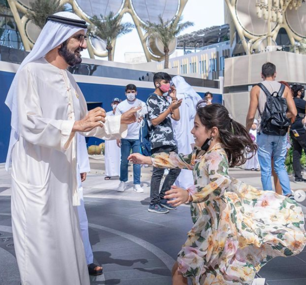 El gobernante de Dubai junto a la menor. (WAM)