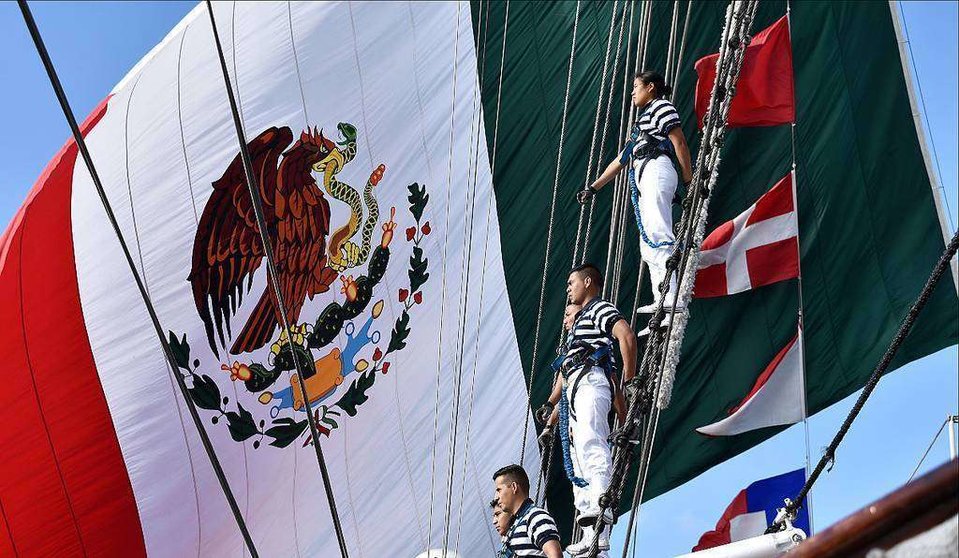 Cadetes bajo la bandera de México en el Buque Escuela ARM Cuauhtémoc. (www.semar.gob.mx)