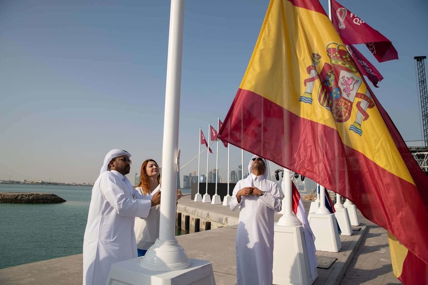 La embajadora de España en Qatar iza la bandera. (Facebook)