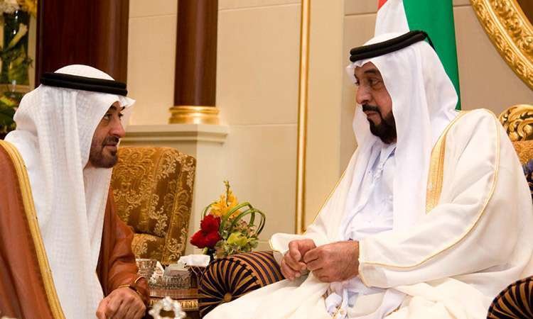 En una imagen de archivo, el presidente de EAU conversa con el príncipe heredero de Abu Dhabi. (Gulftoday)