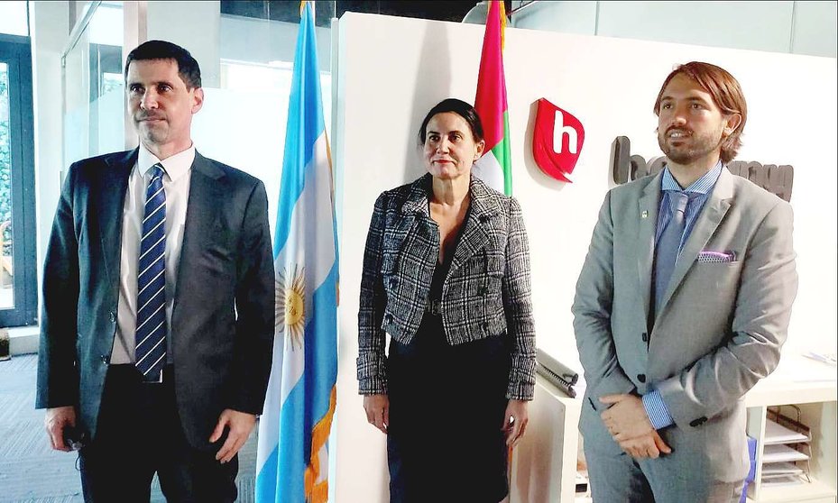 De izquierda a derecha, Gabriel Jorquera, Mabel Hoyos y Pablo Joaquín Díaz en las oficinas de Hebany en Dubai. (Cedida)