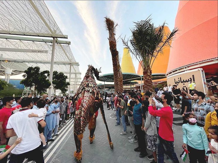 El Pabellón de España en Expo 2020 Dubai se ha sumado a la fiesta con la
compañía burgalesa Tiritirantes y sus dragones. (EL CORREO)