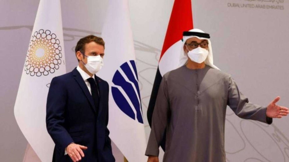 El presidente francés y el príncipe heredero de Abu Dhabi este viernes en la Expo 2020 Dubai. (Twitter)