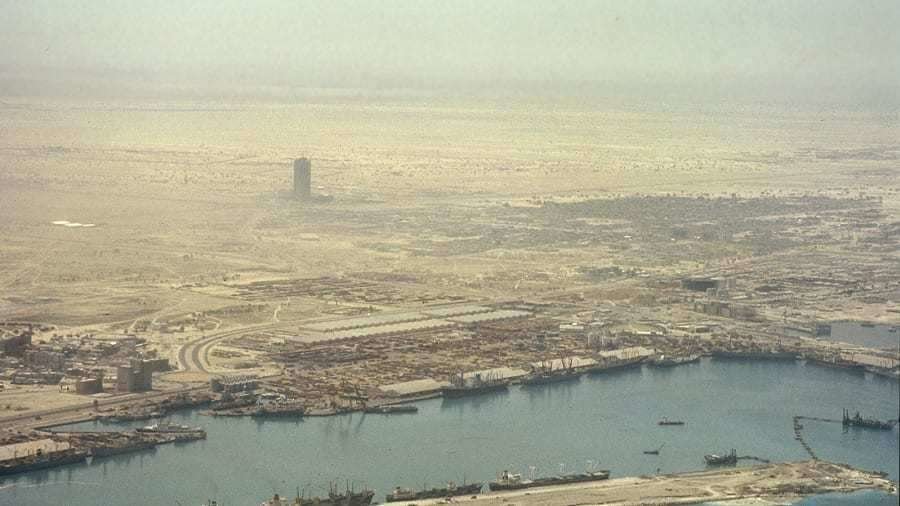 Una imagen de Port Rashid de Dubai en 1977. (“Off Center / On Stage”)