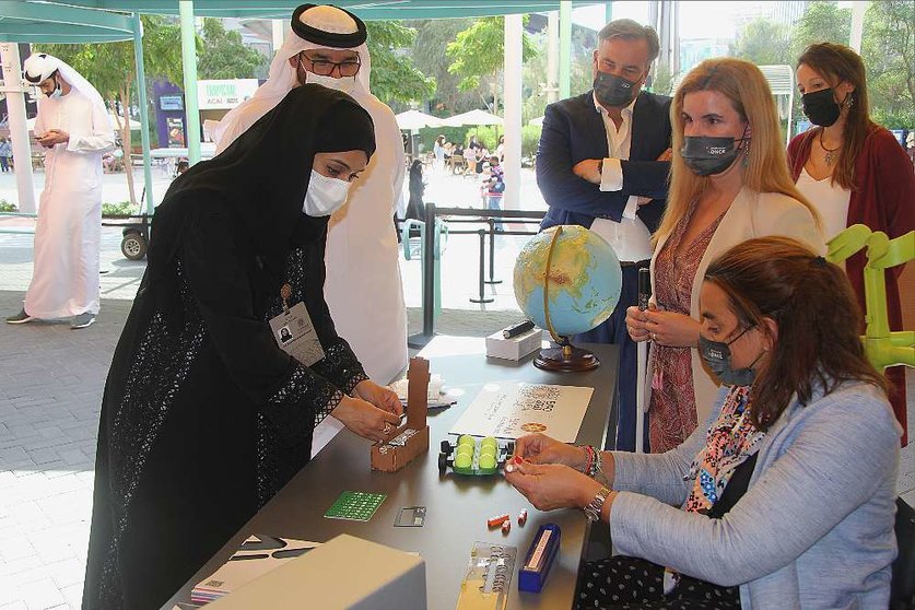 S.E. Hessa Essa Buhumaid, ministra emiratí de Desarrollo Comunitario, durante su visita al Pabellón de España en Expo 2020 Dubai. (@ExpoSpain2020)