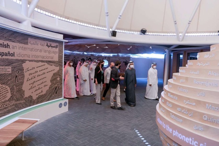 Un momento de la visita del gobernante de Dubai del Pabellón de España. (Dubai Media Office)