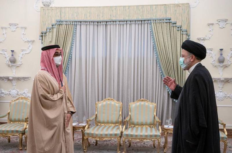 El presidente de Irán junto al asesor de seguridad emiratí. (Twitter)