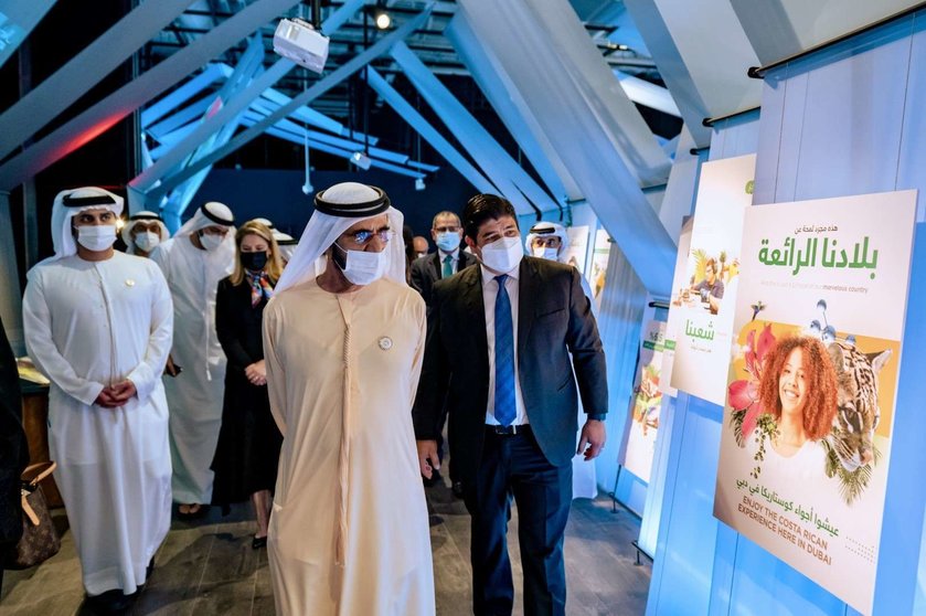 El presidente de Costa Rica y el gobernante de Dubai durante su recorrido por el pabellón centroamericano en la Exposición Universal 2020. (WAM)
