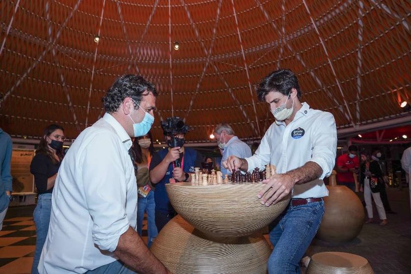 Carlos Sainz juega al ajedrez en el Pabellón de España. (@ExpoSpain2020)