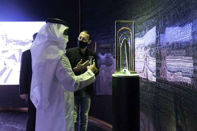 Saif bin Zayed en el pabellón del Vaticano en la Expo de Dubai. (WAM)