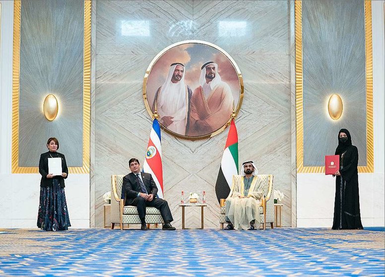 El jeque Mohammed bin Rashid Al Maktoum y el presidente de Costa Rica durante el encuentro que mantuvieron en Expo 2020 Dubai. (WAM)