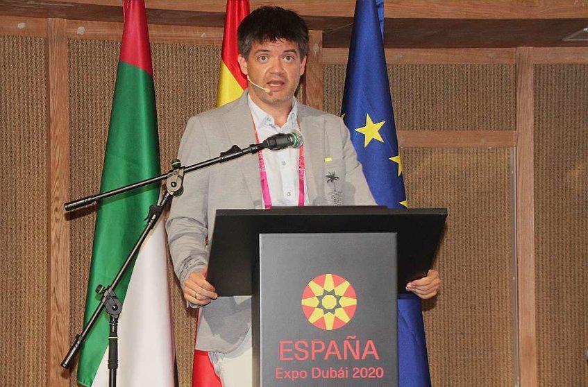 Jorge Rodríguez, durante la asamblea de la Asociación de Científicos e Investigadores Españoles en Emiratos
Árabes. (EL CORREO)
