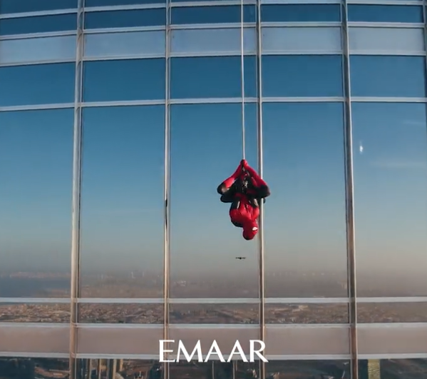 Una captura del vídeo de Spiderman en el Burj Khalifa. (Twitter)