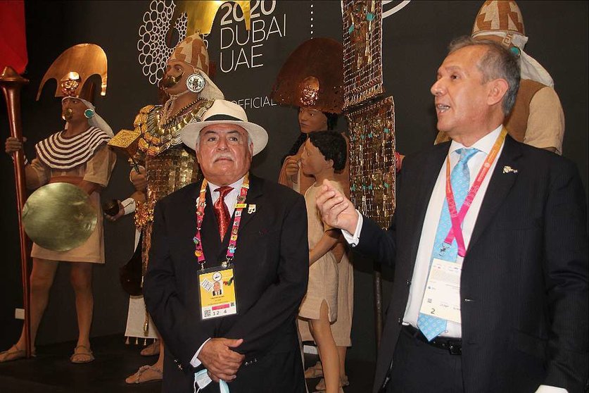 El cónsul de Perú. Marco Antonio Santiváñez -derecha-, interviene en presencia de Francisco Alonso, consejero de Expo 2020 Dubai. (EL CORREO)