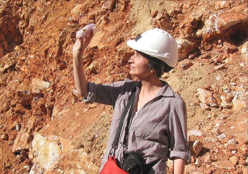 Gloria Salazar observa una impresionante gema boliviana en la recóndita mina Anahí. (Cedida)
