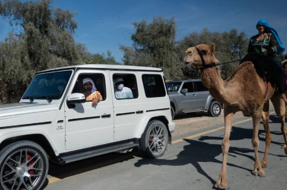 El gobernante de Dubai junto a una de las participantes en la cabalgata. (Expo 2020)