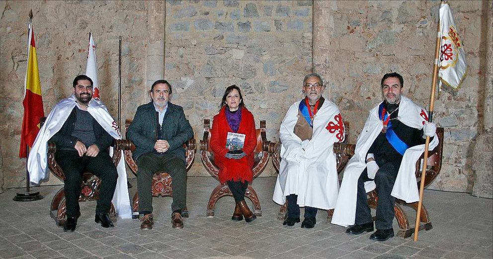 Lourdes López-Pacios Navío, en el Castillo de Calatrava La Nueva junto a autoridades e historiadores. (Ayuntamiento de Aldea del Rey)