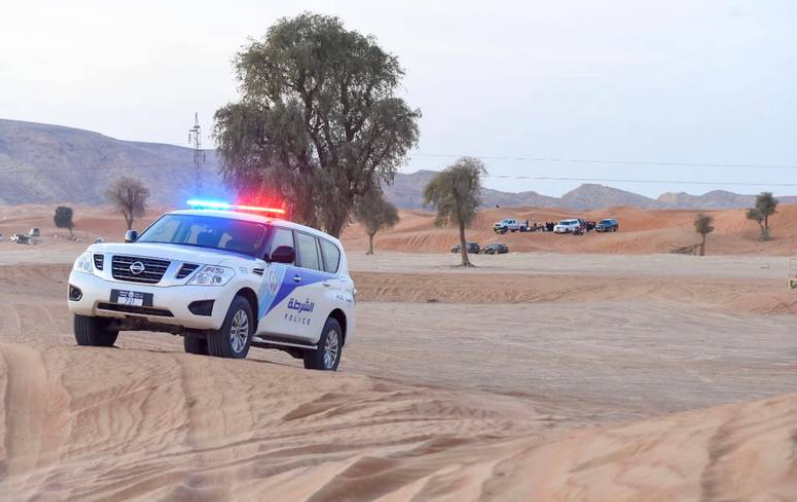 La Policía de Sharjah difundió esta imagen de una patrulla en el desierto.