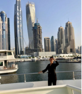 Mercedes Cárdenas en el yate en el que trabajaba en Dubai. (Fuente externa)