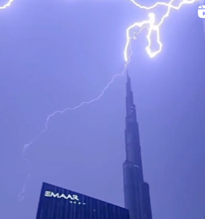 Momento en que un rayo impacta en el Burj Khalifa. (Instagram)