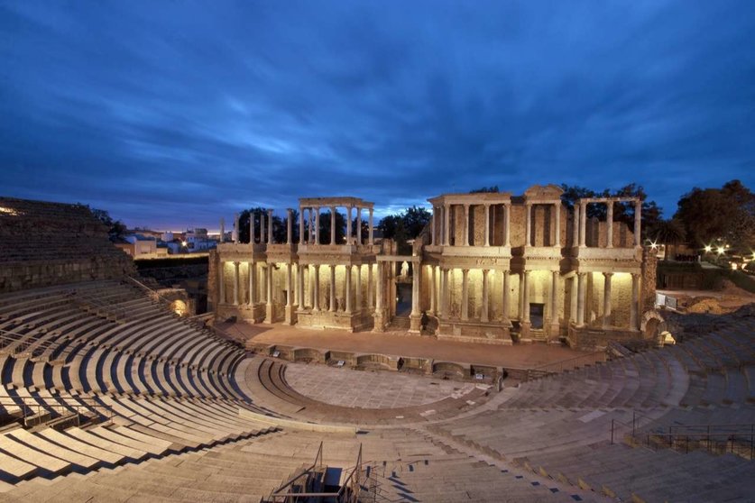 Mérida, capital de la Comunidad Autónoma de Extremadura, fue declarada Patrimonio de la Humanidad en 1993. Su teatro romano tenía capacidad de hasta 6.000 personas. En verano, alberga el Festival Internacional de Teatro Clásico. (www.turismoextremadura.com)