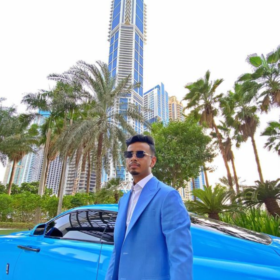 El adolescente rico con uno de sus coches en Dubai. (Instagram)
