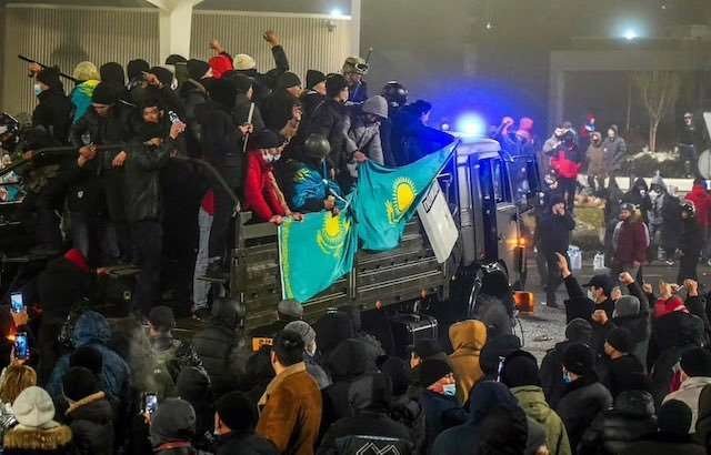 Una imagen de Twitter de las protestas en Almaty.