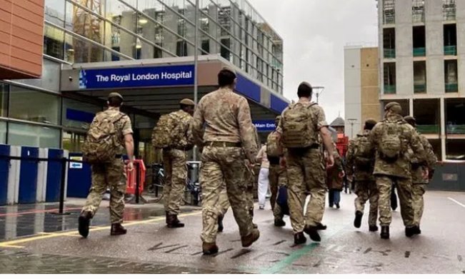 Miembros del Ejército ante un hospital en Londres. (Twitter)