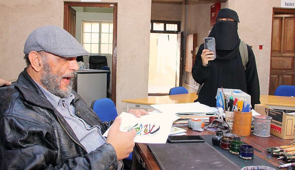 El caligrafista árabe Abdulfattah Mohamed Al Saeed en su estudio de Al Fahidi en Dubai. (R. Pérez / EL CORREO)